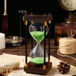 Orologio a Sabbia con base in legno e sabbia verde, perfetto come decorazione scientifica e da scrivania.