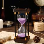 Orologio a clessidra decorativa con sabbia viola, perfetto come oggetto di arredamento scientifico e decorativo. Design elegante con dimensioni di 24 cm di altezza e 9,5 cm di larghezza.