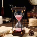 Orologio a clessidra con sabbia rosa, dimensioni 24 cm di altezza e 9,5 cm di larghezza, perfetto come oggetto decorativo scientifico o da collezione.