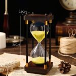 Orologio a clessidra decorativa con struttura in legno e vetro, perfetto come oggetto di arredamento scientifico o da scrivania.