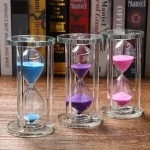 Orologi a sabbia colorati in vetro trasparente, ideali come decorazioni scientifiche e oggetti da collezione. Perfetti per aggiungere un tocco di eleganza e originalità agli ambienti domestici o da st.