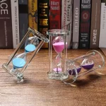 Orologi a Sabbia decorativi in vetro con sabbie colorate, perfetti come oggetti scientifici e decorazioni per scrivania o studi. Ideali per appassionati di scienza e design innovativo.