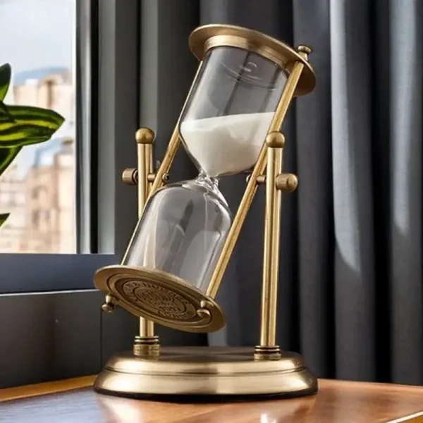 Orologio a sabbia decorativo in stile vintage con struttura in ottone, perfetto come oggetto di arredamento scientifico e decorativo.