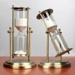 Orologio a Sabbia decorativo con struttura in metallo dorato e vetro, perfetto come oggetto di decorazione scientifica o da collezione.