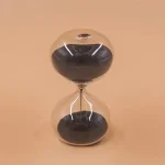 Sabbia nera in clessidra di vetro, simbolo di tempo e meditazione. Perfetta come oggetto decorativo scientifico o come elemento di design per ambienti moderni e minimalisti.