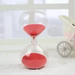 Orologio a Sabbia decorativo con sabbia rossa, perfetto come oggetto di design e decorazione scientifica per ambienti moderni e studi.