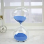 Orologio a Sabbia decorativo con sabbia blu in vetro trasparente, perfetto come oggetto di decorazione scientifica e per ambienti educativi o moderni.