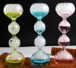 Vasi di vetro scientifici con liquidi colorati in diverse tonalità, ideali come decorazioni scientifiche e oggetti da collezione. Perfetti per appassionati di scienza e design innovativo.