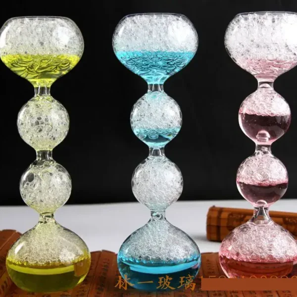 Vasi di vetro scientifici con liquidi colorati in diverse tonalità, ideali come decorazioni scientifiche e oggetti da collezione. Perfetti per appassionati di scienza e design innovativo.