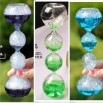 Vaso decorativo scientifico in vetro colorato con sfere trasparenti e colorate, perfetto come decorazione originale e moderna per ambienti domestici o da ufficio.