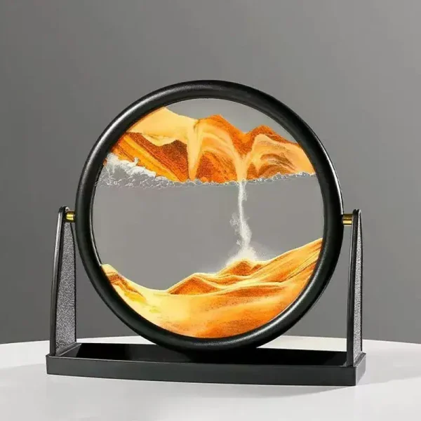 Oggetto scientifico decorativo con sabbia colorata e acqua, rappresenta un vulcano in eruzione in una cornice circolare nera, ideale come decorazione originale e educativa.