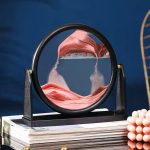 Pannello di tessuto con anello di vetro e elementi scientifici decorativi, ideale per arredamento a tema scientifico e educativo.