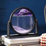 Piatto di esperimento scientifico con liquido colorato in movimento, mostra un effetto visivo affascinante con colori viola e bianco, ideale come decorazione scientifica.