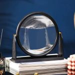 Specchio di fisica con liquido in equilibrio, oggetto decorativo scientifico per appassionati di scienza e educazione.