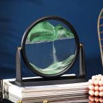 Vortice di schiuma in un esperimento scientifico, con un anello nero e schiuma verde che crea un effetto visivo affascinante.