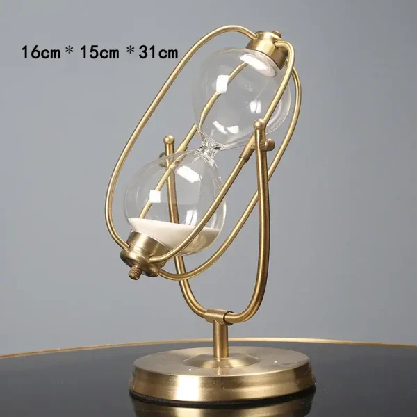 Vaso a clessidra decorativo con struttura in metallo dorato e vetro, perfetto come oggetto di arredamento scientifico o da collezione. Dimensioni: 16cm x 15cm x 31cm.