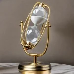 Orologio a clessidra decorativo con struttura in metallo dorato e vetro, perfetto come oggetto di decorazione scientifica o da collezione.