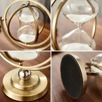 Orologio a sabbia decorativo in stile scientifico con struttura in metallo dorato e base in ottone, perfetto come oggetto decorativo e da collezione.