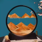 Oggetti scientifici decorativi con paesaggio montano in miniatura.