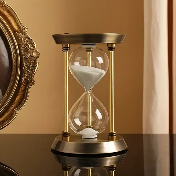 Clessidra decorativa in vetro e ottone, perfetta come oggetto di arredamento scientifico e decorativo.