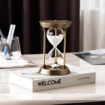 Orologio a clessidra decorativo in stile scientifico, perfetto come oggetto di arredamento per appassionati di scienza e design.