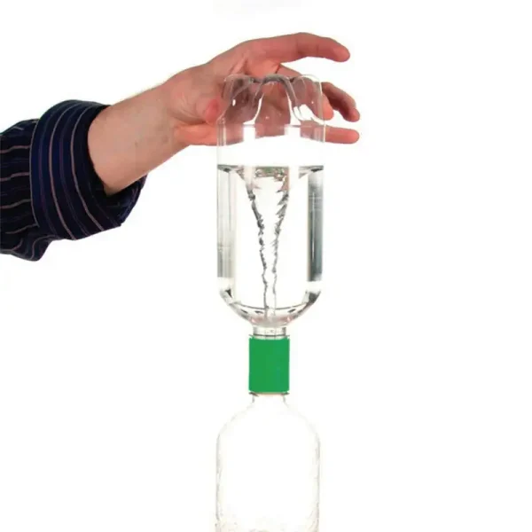 Immagine di un esperimento scientifico con un pallone di vetro e liquido in movimento, utilizzato come decorazione o oggetto scientifico.