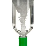 Vaso trasparente con cristalli di sale in dissoluzione, mostra un effetto visivo interessante con sale che si scioglie nell'acqua. Perfetto come oggetto decorativo scientifico.