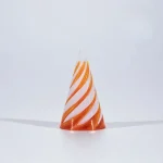 Pallina di vetro decorativa con motivo a spirale arancione e bianco, perfetta come oggetto scientifico o decorativo.