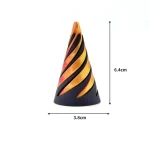 Piramide di cera decorativa con spirali arancioni, nere e rosa, altezza 6.4 cm e base di 3.8 cm, ideale come oggetto scientifico decorativo o da collezione.