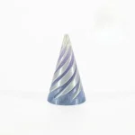 Piramide di vetro decorativa con spirale blu e argento, perfetta come oggetto scientifico o decorativo. Ideale per appassionati di scienza e collezionisti.
