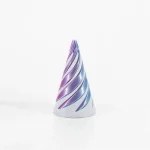 Oggetto decorativo a forma di piramide in vetro con spirali colorate in tonalità di viola, blu e argento, ideale come decorazione scientifica o da collezione.