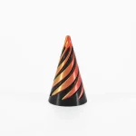 Vaso decorativo a spirale in vetro con finiture in rosso, nero e oro, ideale come oggetto di design e decorazione scientifica.