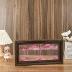 Decorazione scientifica con montagna di sale rosa all'interno di una cornice di legno, ideale per ambienti educativi o decorativi.