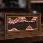 Modello di montagna di marmo rosso in cornice di legno, decorazione scientifica ispirata ai paesaggi naturali, perfetta per ambienti educativi o decorativi.
