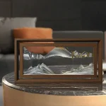Pannello decorativo con paesaggio montano in vetro inciso, incastonato in cornice di legno elegante, ideale per appassionati di scienza e decorazioni originali.