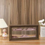 Espositore in legno con montagne di sabbia colorata, ideale per decorazioni scientifiche e oggetti da collezione. Perfetto per ambienti educativi e decorativi, unendo estetica e funzionalità.