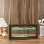 Oggetto scientifico decorativo in vetrina con paesaggio montano in miniatura, perfetto come decorazione da scrivania o mensola, ispirato alla natura e alla geografia.