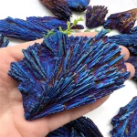 Mica blu naturale, minerale decorativo e oggetto scientifico, con riflessi iridescenti e texture stratificata, ideale per decorazioni e collezioni scientifiche.