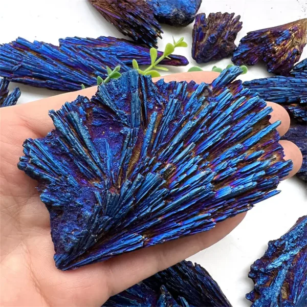 Mica blu naturale, minerale decorativo e oggetto scientifico, con riflessi iridescenti e texture stratificata, ideale per decorazioni e collezioni scientifiche.