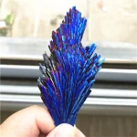 Cristallo di cobalto blu con cristalli allungati e iridescenti, ideale come decorazione scientifica o oggetto da collezione. Perfetto per appassionati di mineralogia e decorazioni a tema scientifico.