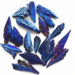 Pietre di rame blu naturali, cristalli decorativi con tonalità intense di blu e iridescenze, perfetti per decorazioni scientifiche e oggetti di design.