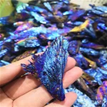 Pietra di pirite con riflessi iridescenti, perfetta per decorazioni scientifiche e collezioni. La sua superficie brillante e colorata la rende un oggetto affascinante e decorativo.