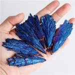Pietre di mica blu naturale, cristalli decorativi con riflessi iridescenti, perfetti per decorazioni scientifiche e artigianali. Ideali per progetti creativi e decorazioni tematiche.
