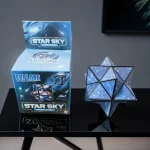 Cubo magico stellare Star Sky con design spaziale, decorazione scientifica per appassionati di astronomia e giochi di logica, perfetto come oggetto decorativo e regalo originale.