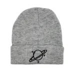 Berretto in maglia grigia con stampa di pianeta e anelli in nero, perfetto come accessorio scientifico e decorativo.