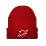 Berretto rosso con stampa di pianeta e anelli in bianco, stile astronomico e scientifico. Perfetto come accessorio decorativo o per appassionati di spazio e scienza.