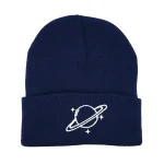 Punto 2: Cappello blu con logo di un pianeta e anelli, perfetto per appassionati di astronomia e scienza. Ideale come accessorio decorativo o regalo scientifico.