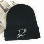 Berretto nero con stampa di pianeta e anello orbitale, decorato con stelle scintillanti, perfetto per appassionati di astronomia e stile casual.