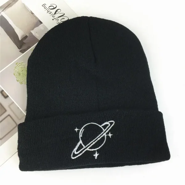 Berretto nero con stampa di pianeta e anello orbitale, decorato con stelle scintillanti, perfetto per appassionati di astronomia e stile casual.