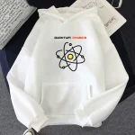 Felpa bianca con stampa di un modello atomico e la scritta "Quantum Physics", ideale per appassionati di scienza e fisica.